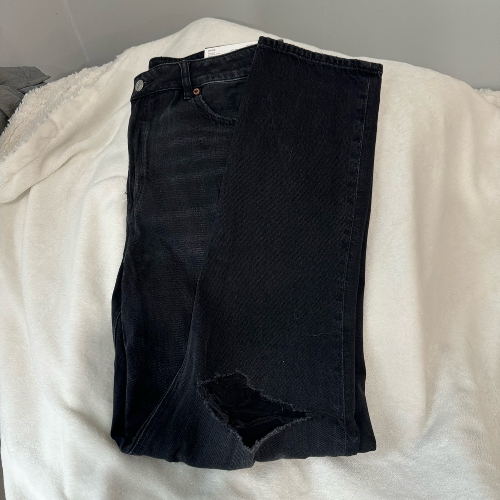 American Eagle Black ripped Mom Jean Strigid